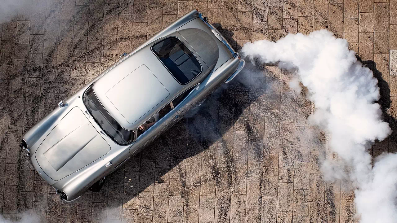 Une hommage à l'Aston Martin BD5 dans James Bond: Mourir peut attendre