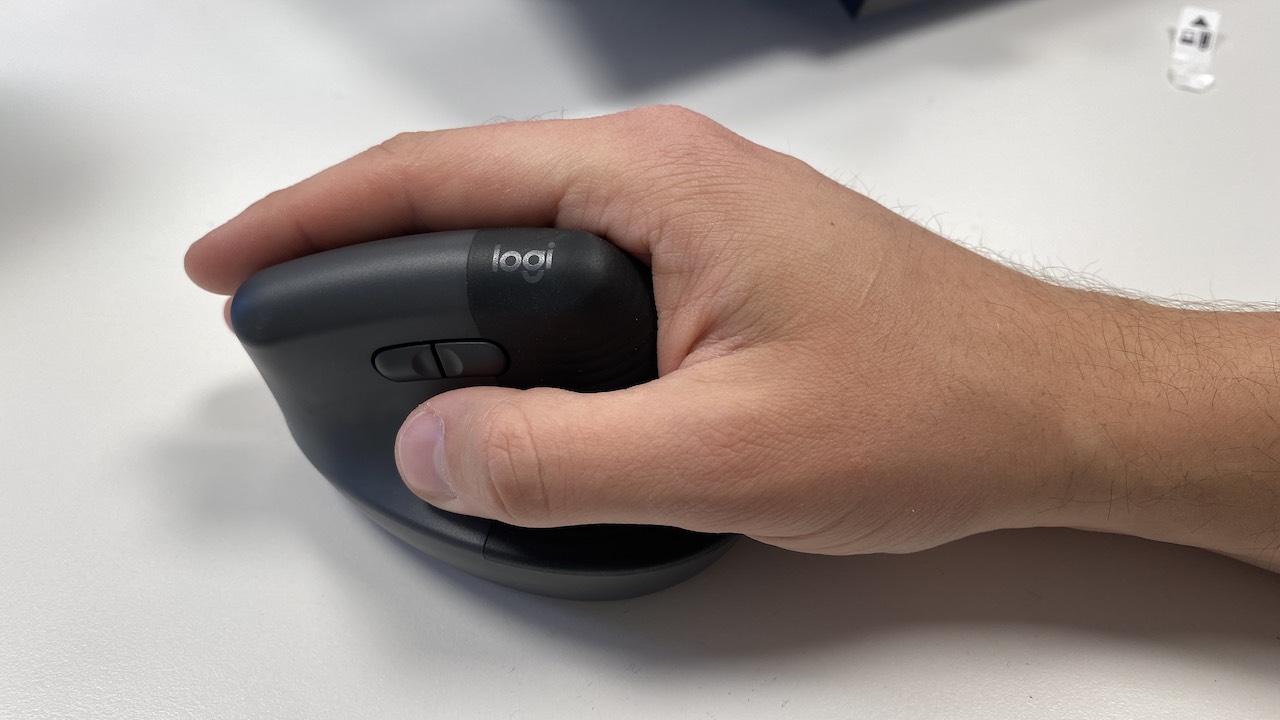 Test Logitech Lift : une souris verticale au clic silencieux très  séduisante - CNET France