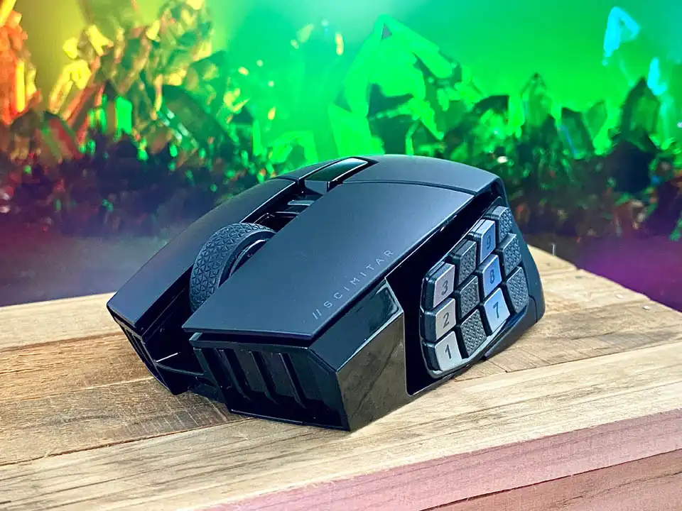 Test : CORSAIR SCIMITAR ELITE WIRELESS, la souris ultime pour les MMO ?