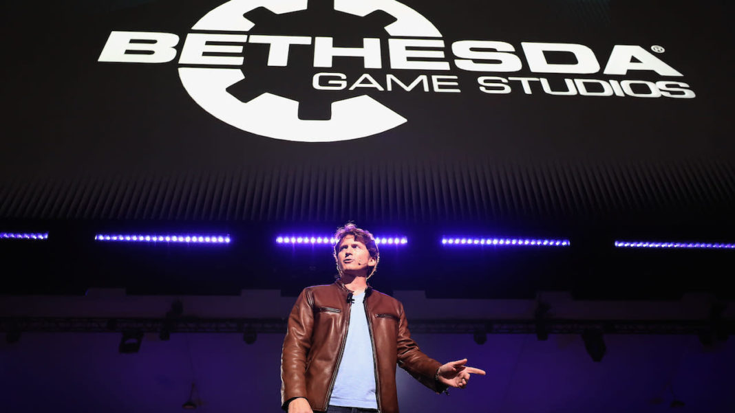 Todd Howard devant un écran géant avec le logo Bethesda