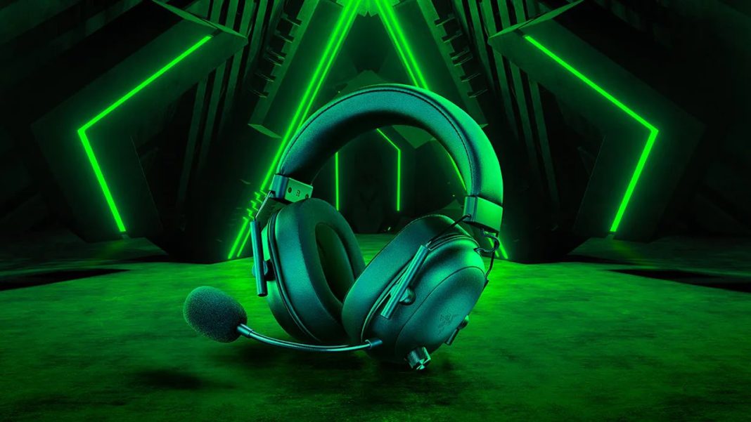 Casque gaming Razer BlackShark V2 Hyperspeex devant un fond de néons verts rappelant le fabricant Razer