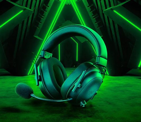 TEST – Razer BlackShark V2 HyperSpeed Casque gaming Razer BlackShark V2 Hyperspeex devant un fond de néons verts rappelant le fabricant Razer