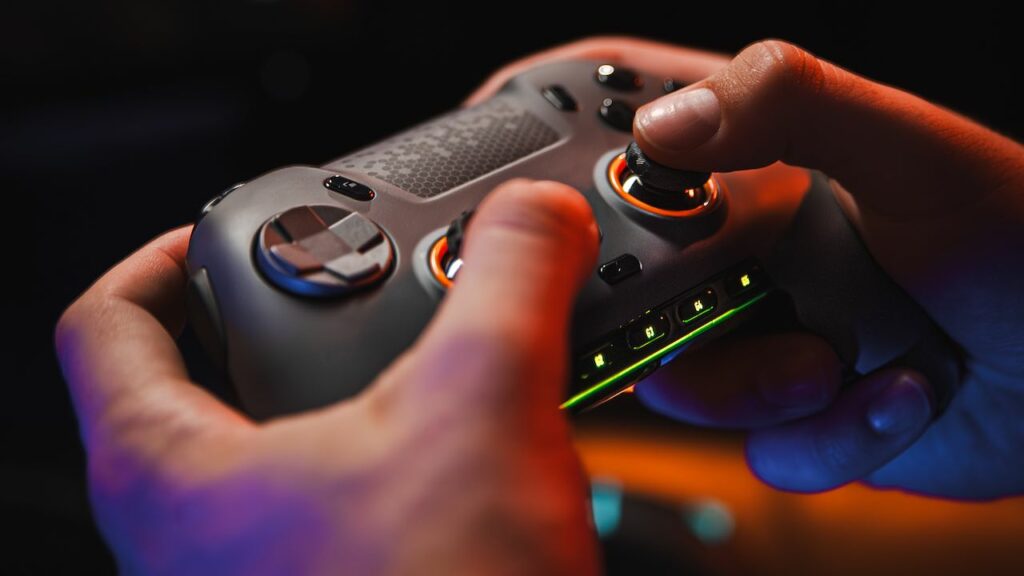 La manette scuf Envision en pleine action
