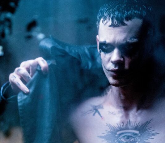 The Crow: le premier trailer du reboot avec Bill Skarsgård est disponible