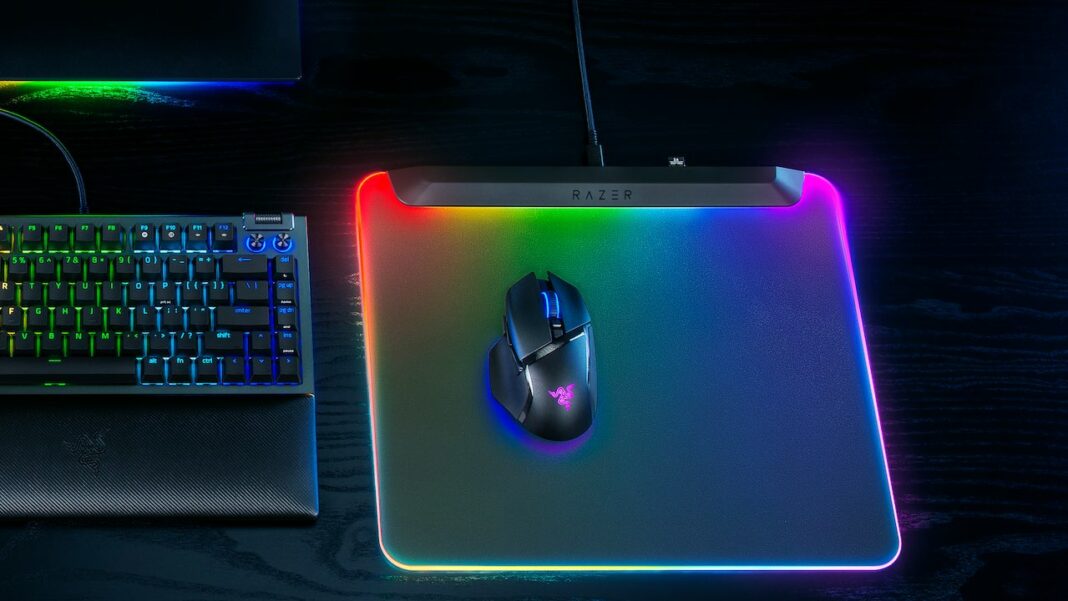 Razer annonce le tout premier tapis de souris entièrement RGB, le Firefly V2 Pro
