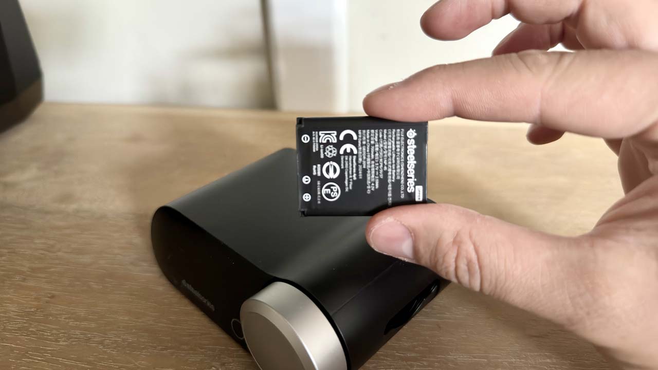 Le SteelSeries Arctis Nova Pro propose une station d'accueil pour recharger une batterie supplémentaire.