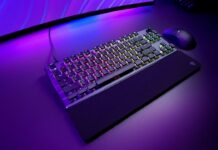 TEST – Turtle Beach Vulcan 2 TKL Pro Le nouveau clavier Vulcan II TKL Pro de Turtle Beach sur un bureau éclairé au RGB