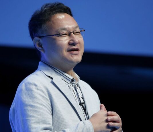 Shuhei Yoshida tire sa révérence après 31 ans chez PlayStation Photo de Shuhei Yoshida lors d'une conférence PlayStation