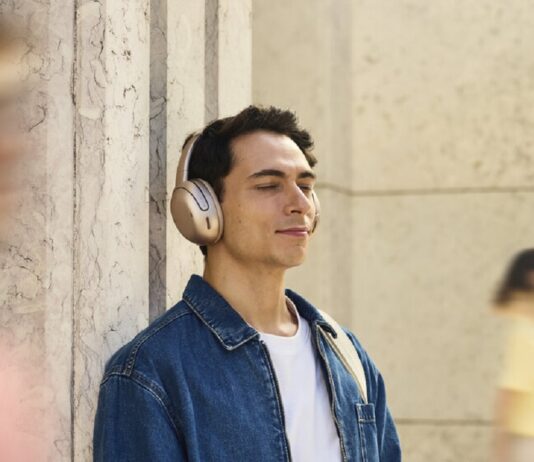 JBL présente son nouveau casque Tour ONE M3 avec transmetteur audio intégré au CES 2025