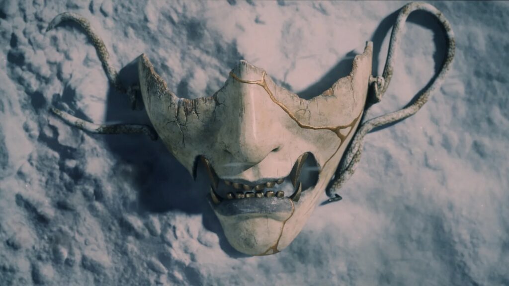 Masque d’Atsu dans Ghost of Yōtei, accessoire emblématique du personnage sur fond enneigé