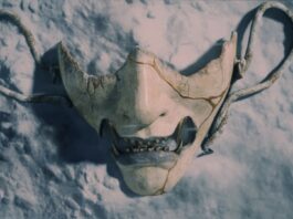 Ghost of Yōtei accueille un mode Nouvelle Partie + et d’autres nouveautés cette semaine Masque d’Atsu dans Ghost of Yōtei, accessoire emblématique du personnage sur fond enneigé