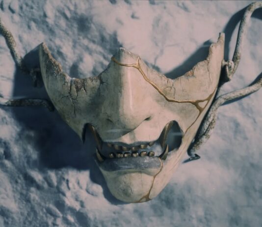 Ghost of Yōtei accueille un mode Nouvelle Partie + et d’autres nouveautés cette semaine Masque d’Atsu dans Ghost of Yōtei, accessoire emblématique du personnage sur fond enneigé