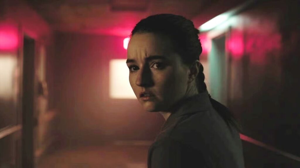 Abby dans un couloir sombre d’hôpital dans l’épisode 2 de la saison 2 de The Last of Us