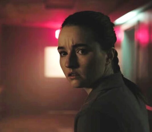 The Last of Us Saison 3: Que racontera la suite de la série HBO ? Abby dans un couloir sombre d’hôpital dans l’épisode 2 de la saison 2 de The Last of Us