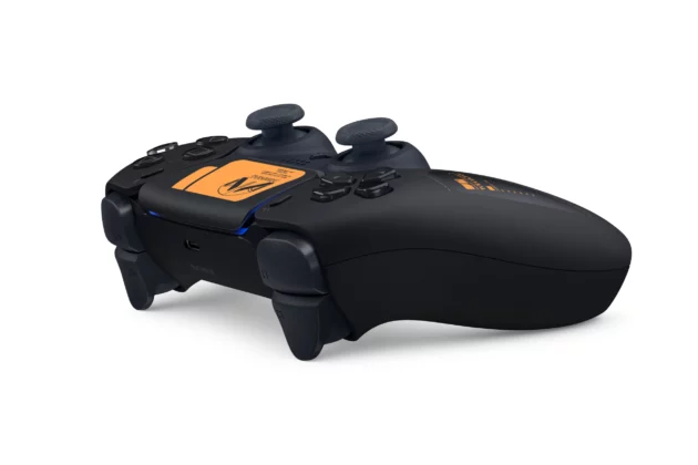 Manette PS5 édition limitée Death Stranding 2 vue en contre-plongée, design personnalisé orange et noir