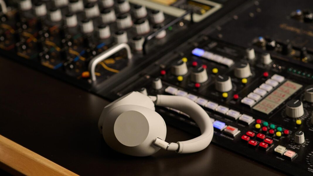 Le nouveau casque sans fil WH-1000XM6 de Sony, en version blanche