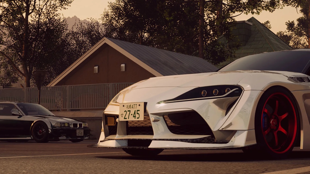 Voiture de drift customisée dans JDM: Japanese Drift Master, inspirée de la Toyota Supra, en gros plan au coucher du soleil