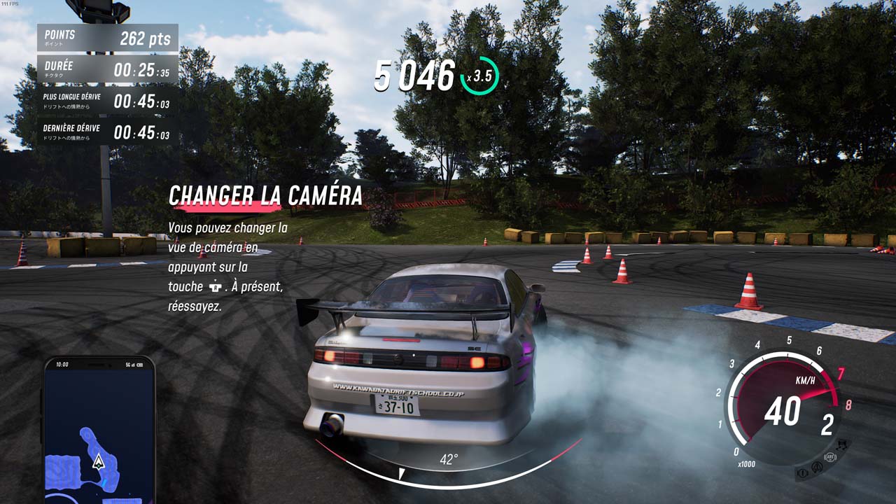 Session de drift sur un circuit d'entraînement dans JDM: Japanese Drift Master avec affichage des points et de la caméra