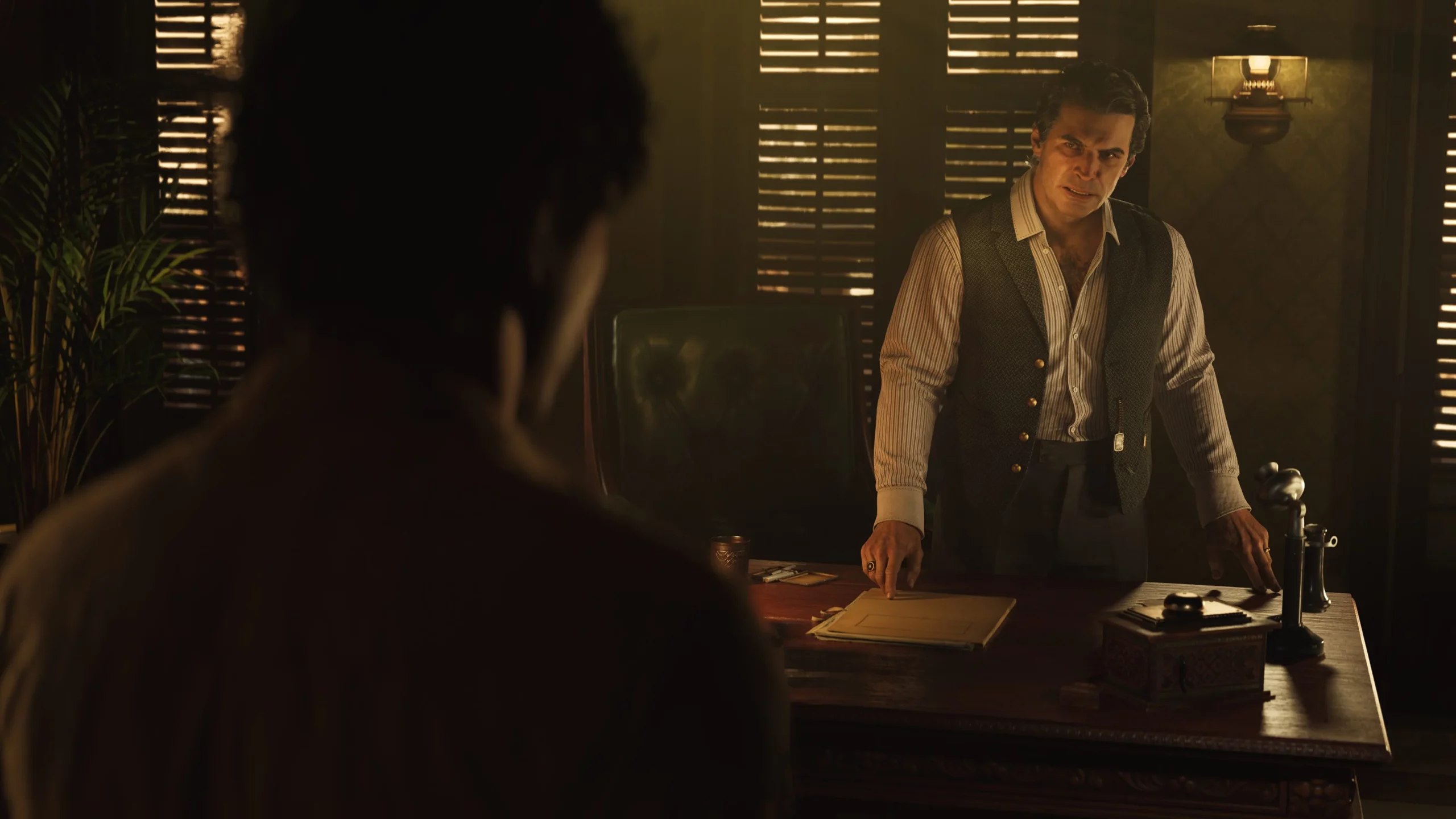 Don Torrisi s'adressant à Enzo Favara dans son bureau dans Mafia The Old Country