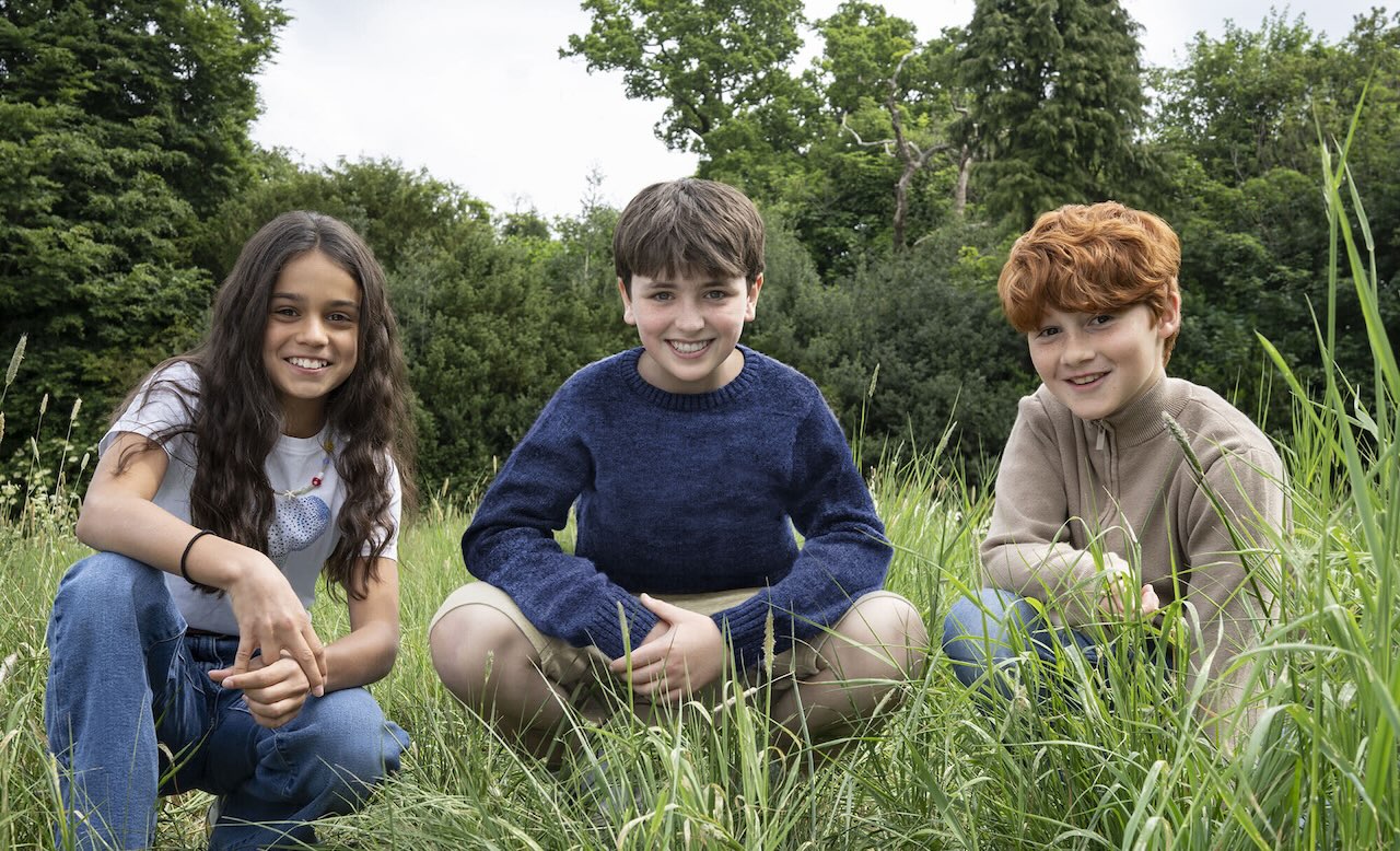 Dominic McLaughlin, entouré de Arabella Stanton (Hermione Granger) et Alastair Stout (Ron Weasley) pour la série HBO Harry Potter