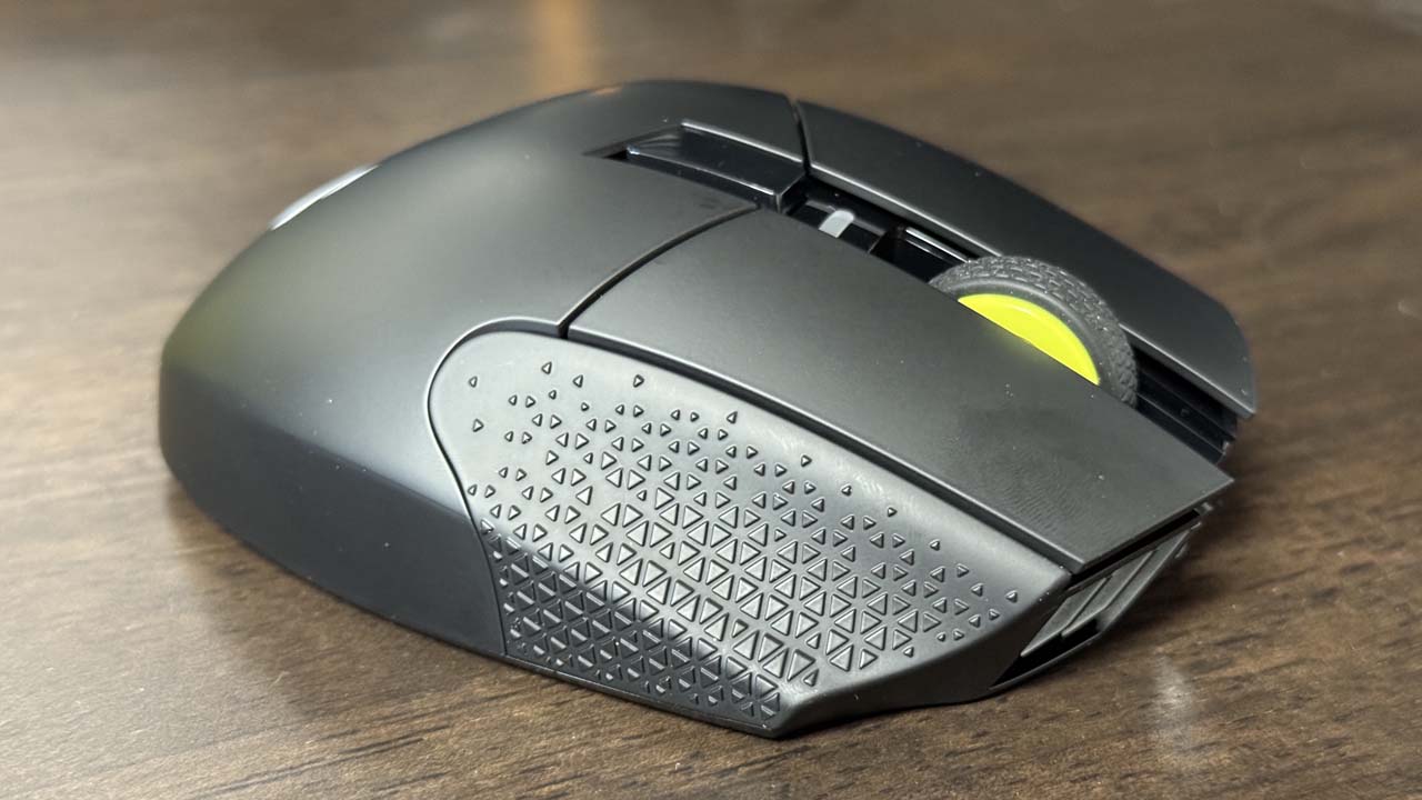 Vue arrière de la souris Corsair Scimitar Elite Wireless SE mettant en avant le grip texturé latéral