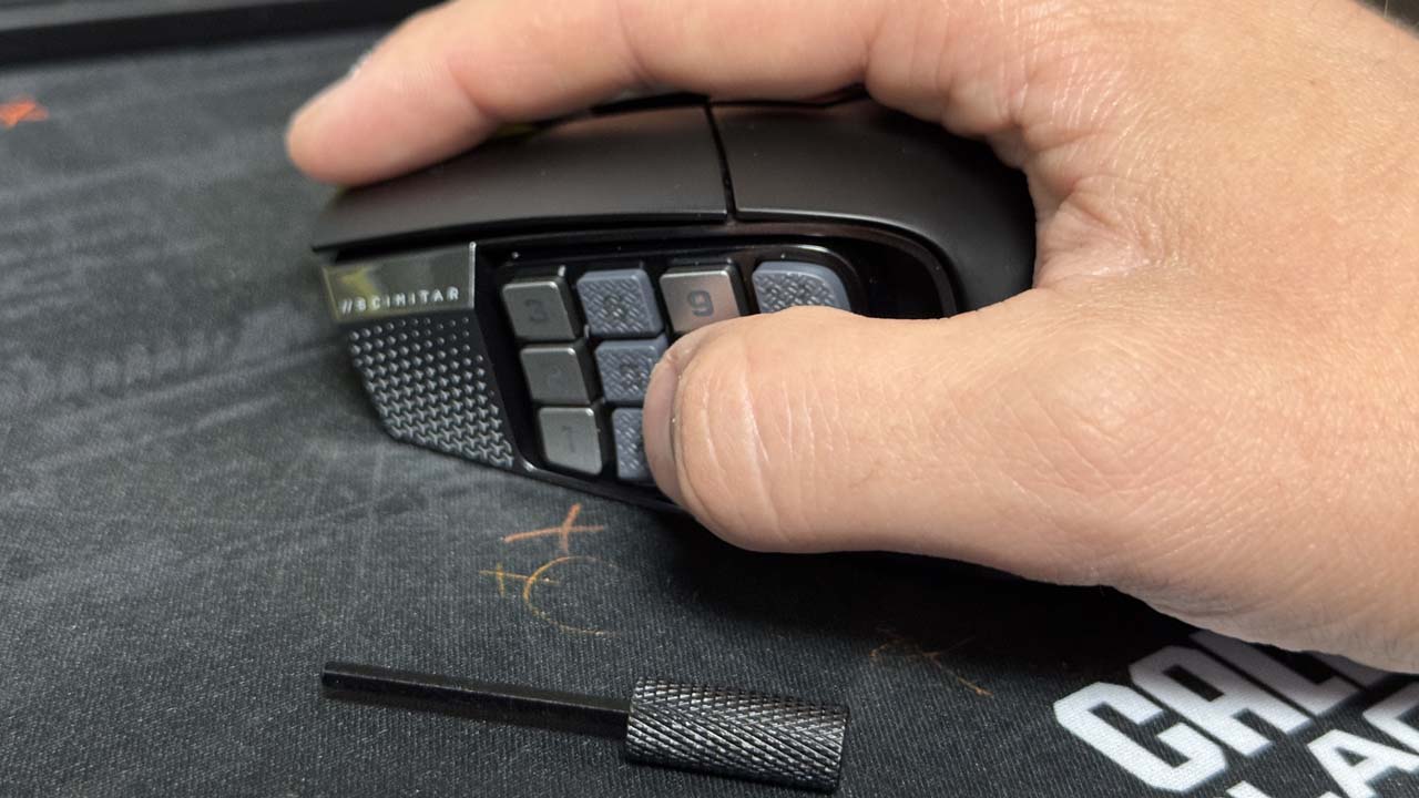 Utilisation de la Corsair Scimitar Elite Wireless SE avec outil de réglage du pavé latéral Key Slider