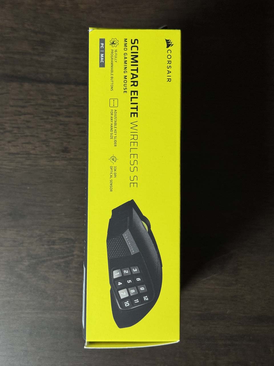 Côté latéral de la boîte de la Scimitar Elite Wireless SE mettant en avant ses caractéristiques