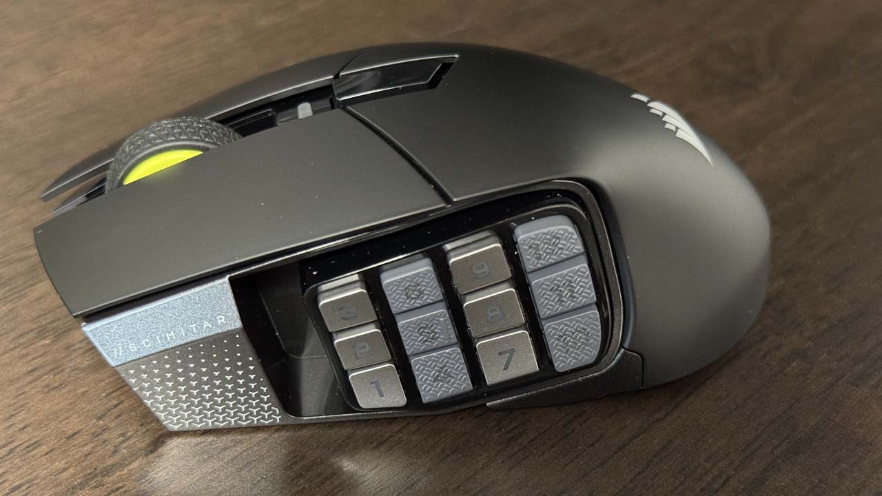 Vue rapprochée de la Corsair Scimitar Elite Wireless SE noire et son pavé latéral programmable