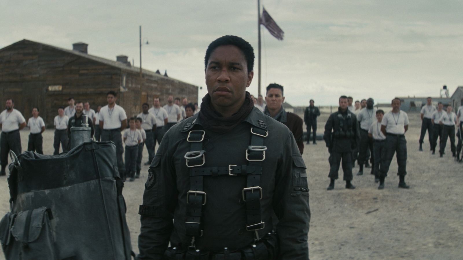 Aaron Moten dans le rôle de Maximus dans la série Fallout sur Amazon Prime Video, devant un groupe de recrues