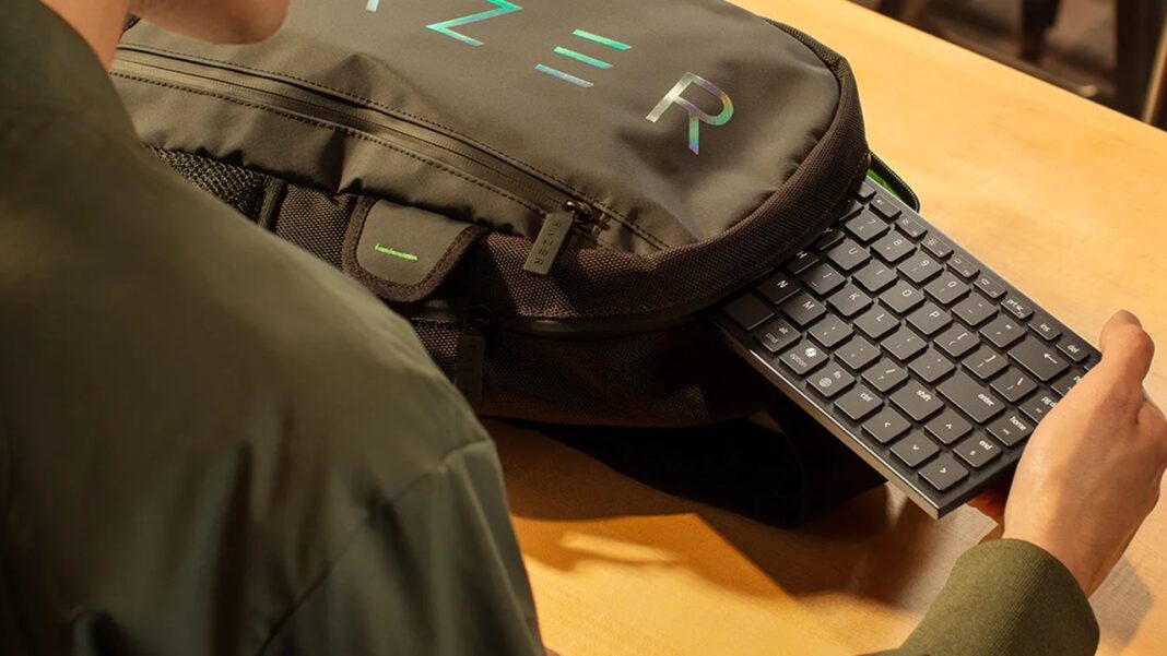 Clavier Razer Joro inséré dans un sac à dos, illustrant sa portabilité pour le gaming mobile