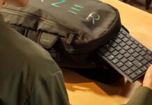 La Razer Basilisk Mobile et le clavier Joro, de nouveaux accessoires pour le jeu en déplacement Clavier Razer Joro inséré dans un sac à dos, illustrant sa portabilité pour le gaming mobile