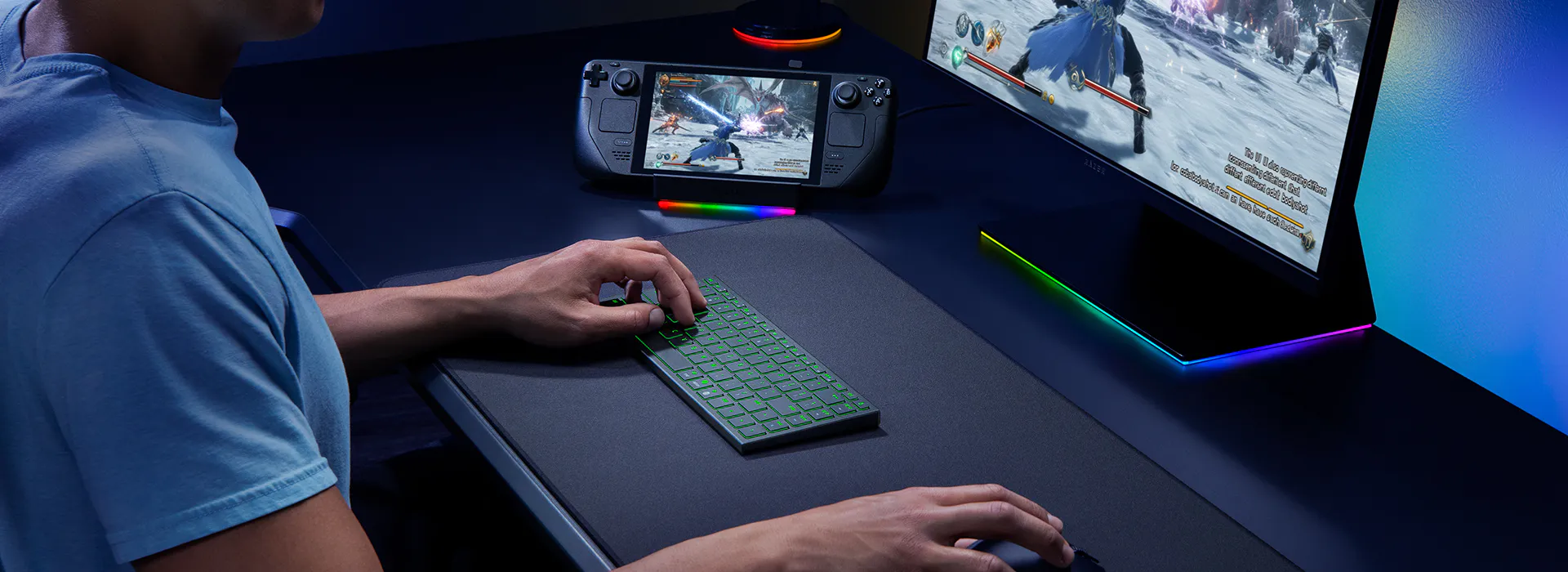 Joueur utilisant le clavier Razer Joro avec un Steam Deck et un écran de jeu, démontrant la compatibilité multi-appareils