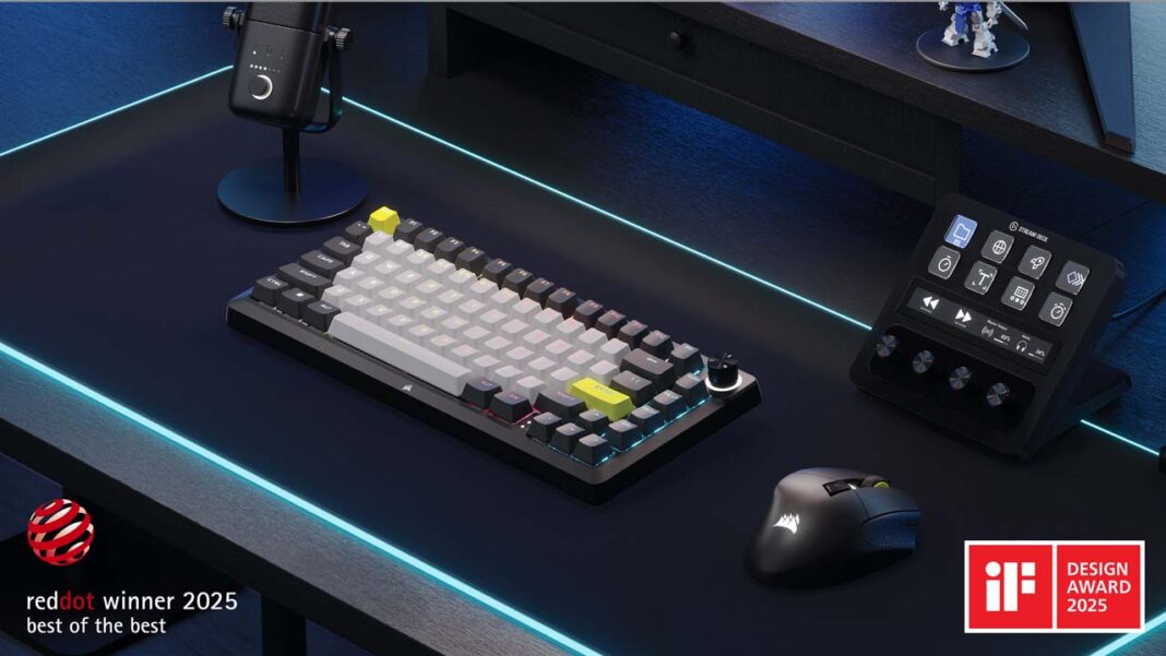 Kit de montage du clavier Corsair MAKR 75 en cours d’assemblage sur un bureau gaming