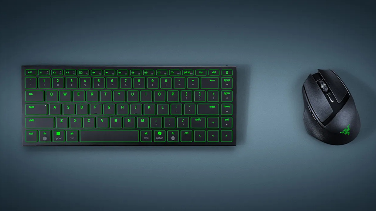Clavier Razer Joro et souris Razer Basilisk Mobile côte à côte sur un bureau, optimisés pour le jeu nomade et les configurations légères