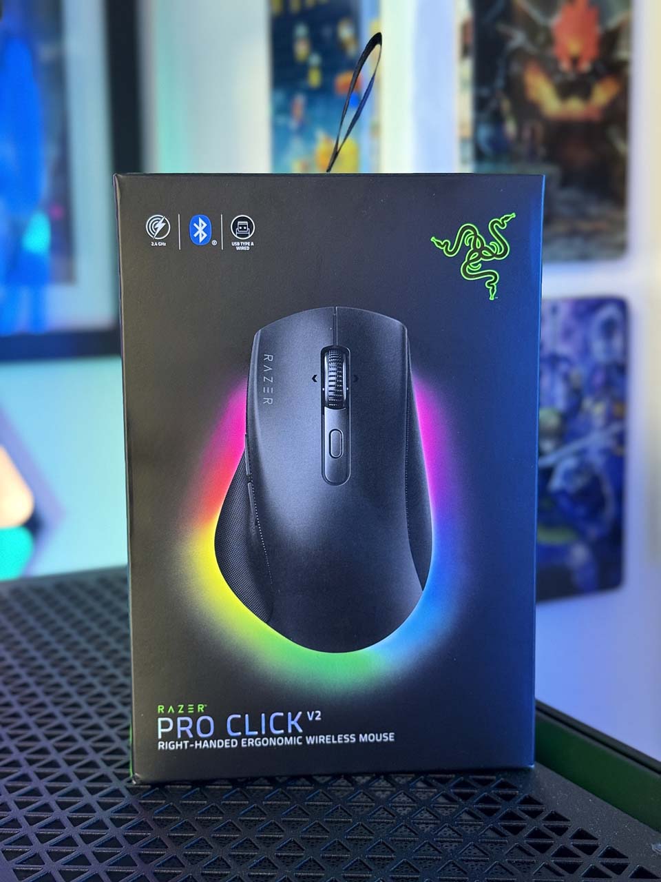 Emballage frontal de la souris RAZER Pro Click V2 avec halo RGB et logos de connectivité