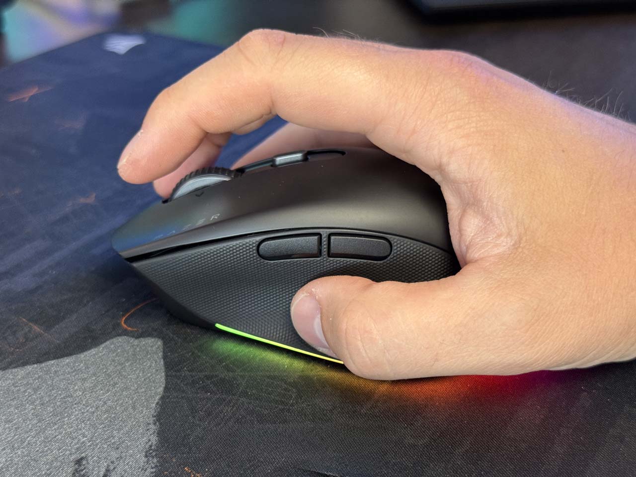 Prise en main de la souris ergonomique RAZER Pro Click V2 avec repose-pouce et boutons latéraux