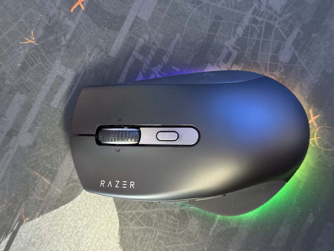 Vue de dessus de la RAZER Pro Click V2 avec molette HyperScroll et bouton central