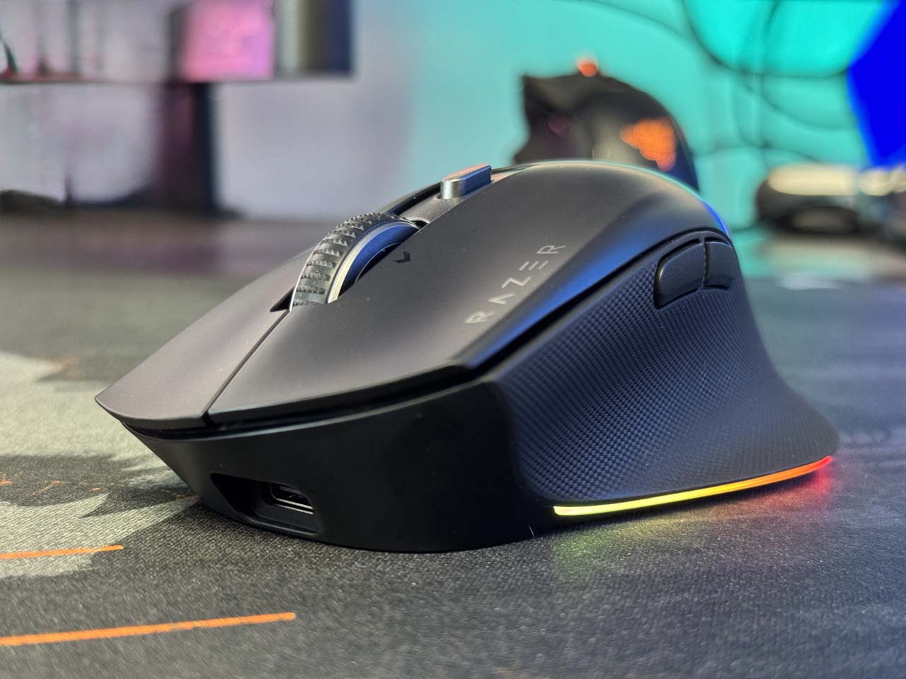 Côté droit de la souris RAZER Pro Click V2 avec molette texturée et port USB-C