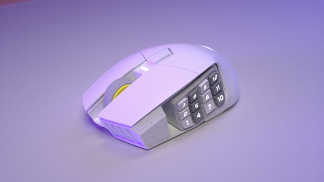 Souris Corsair Scimitar Elite Wireless SE blanche avec pavé latéral de 12 boutons, vue en gros plan sur fond violet.