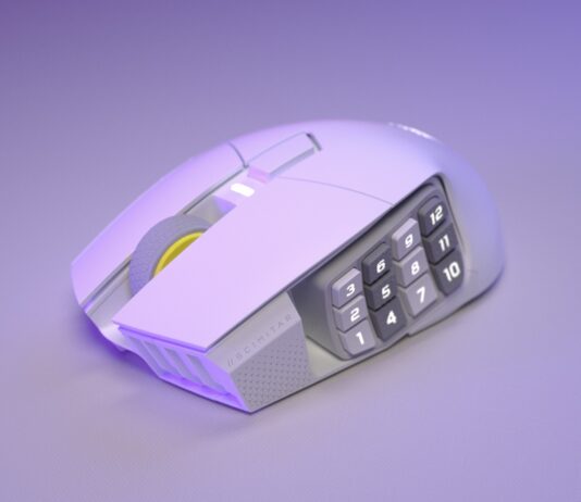 TEST – Corsair Scimitar Elite Wireless SE Souris Corsair Scimitar Elite Wireless SE blanche avec pavé latéral de 12 boutons, vue en gros plan sur fond violet.