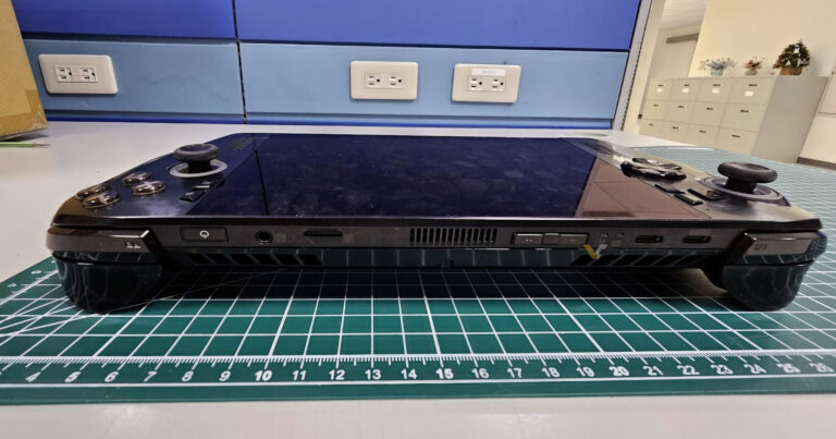 Vue latérale du prototype de console portable noire Project Kennan avec connectiques visibles