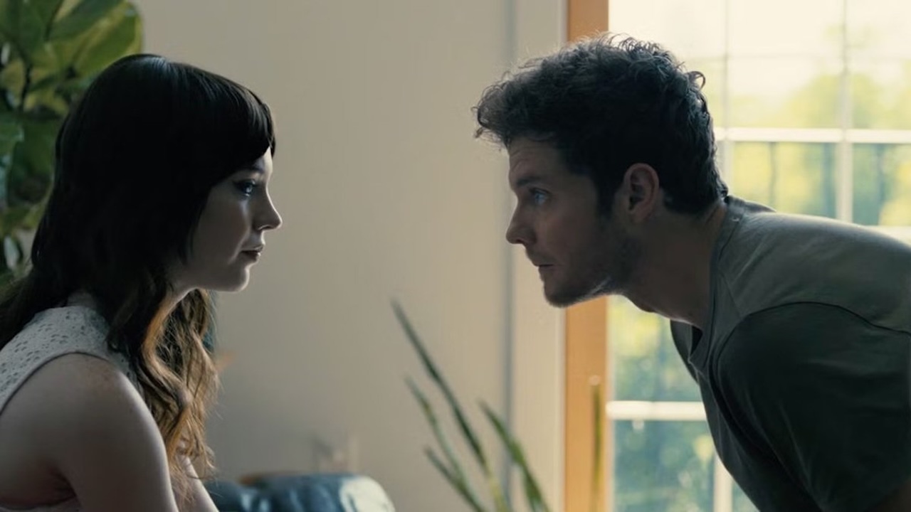  Sophie Thatcher et Jack Quaid face à face dans une scène tendue du film Companion
