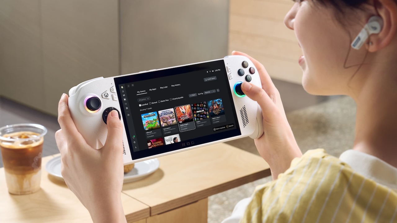 Console portable ROG Xbox Ally en main avec interface Xbox affichée