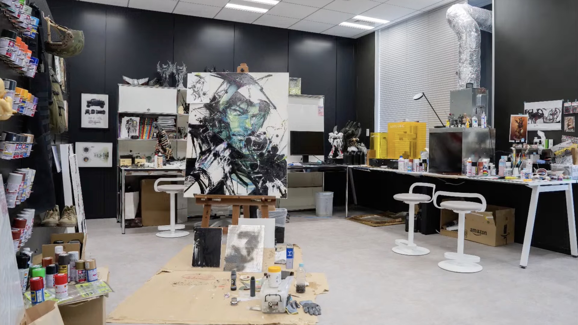  Atelier de Yoji Shinkawa avec peintures et maquettes de Death Stranding 2 chez Kojima Productions