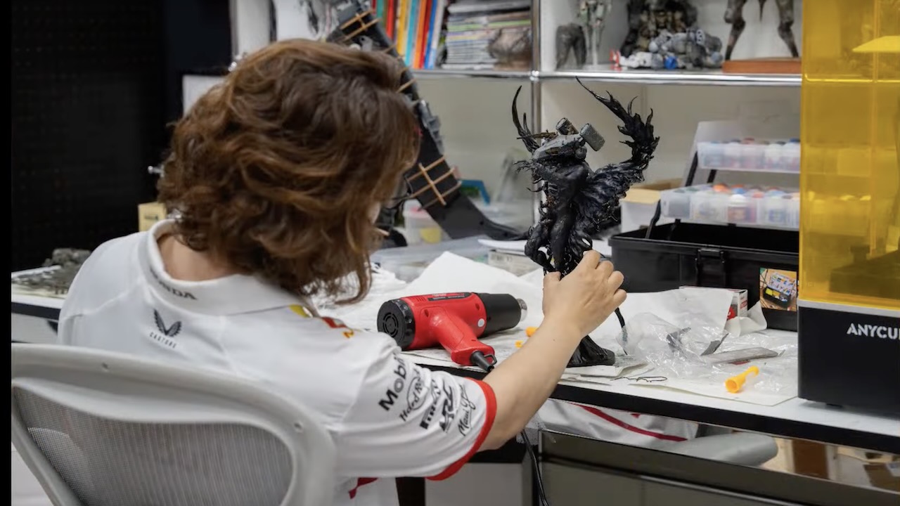  Yoji Shinkawa en train de peindre une maquette du Magellanman pour Death Stranding 2 dans son atelier