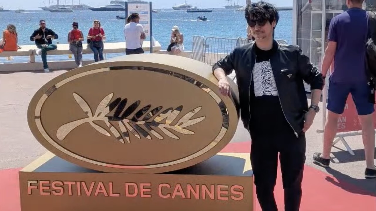  Hideo Kojima au Festival de Cannes devant le logo officiel