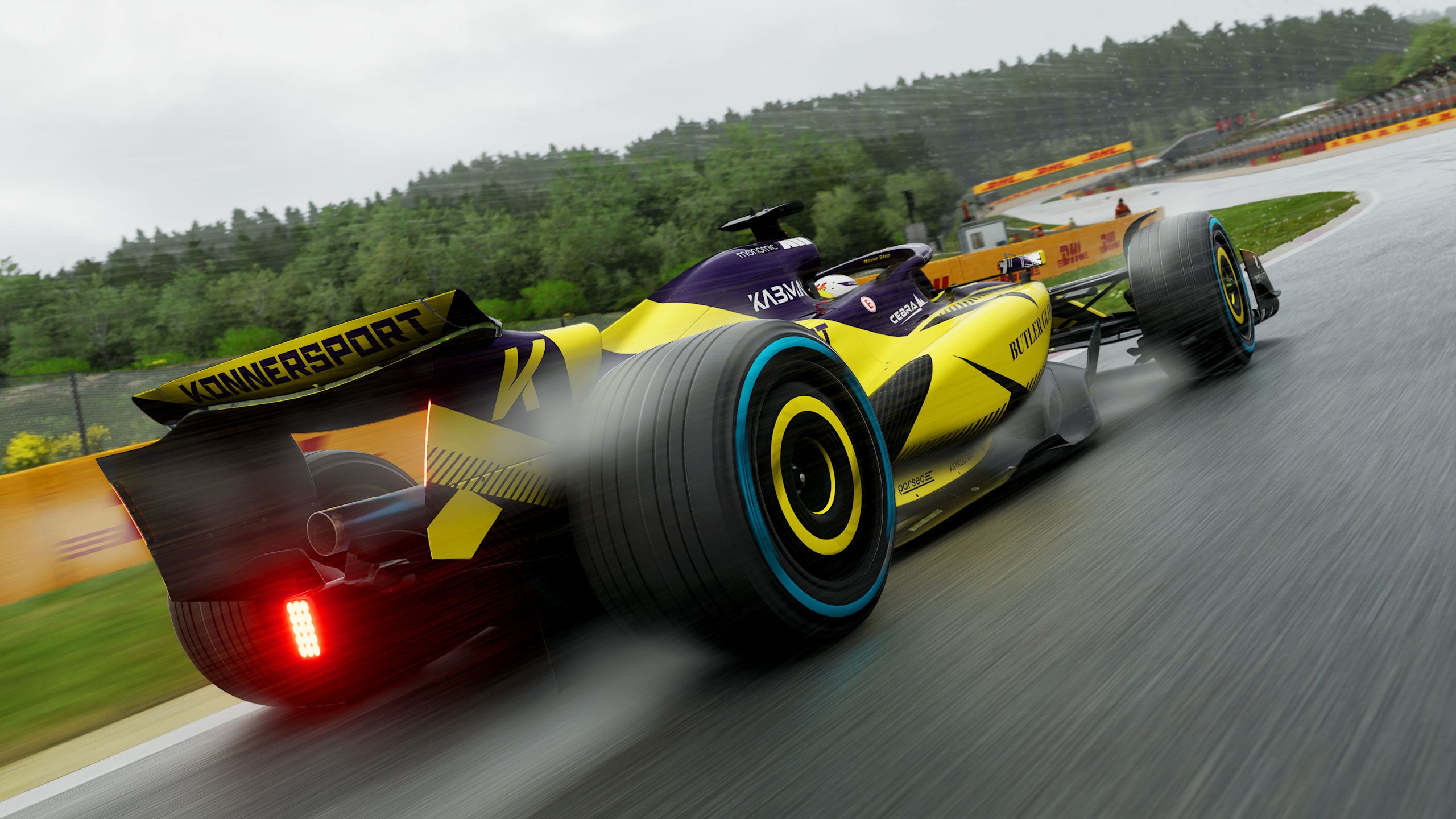 Voiture Konnersport dans F1 25 sous la pluie avec rendu réaliste de projection d’eau