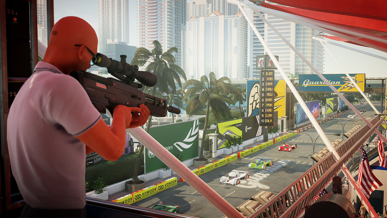  Agent 47 vise avec un fusil de précision pendant une course de voitures dans Hitman World of Assassination sur Nintendo Switch 2