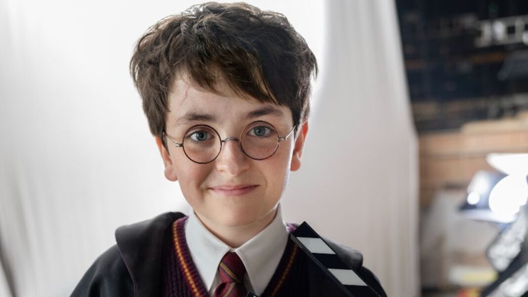 Dominic McLaughlin incarne Harry Potter dans la série HBO, premier aperçu en costume