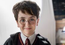 La série Harry Potter de HBO dévoile son héros et entame son tournage Dominic McLaughlin incarne Harry Potter dans la série HBO, premier aperçu en costume